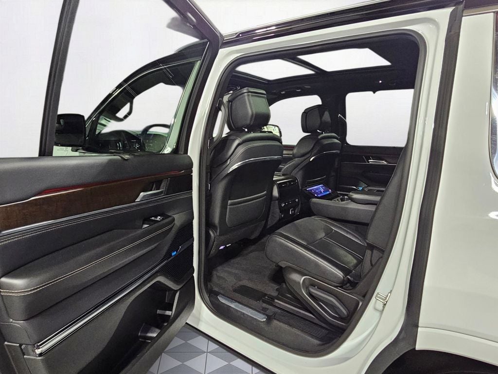 2023 Jeep Grand Wagoneer Base