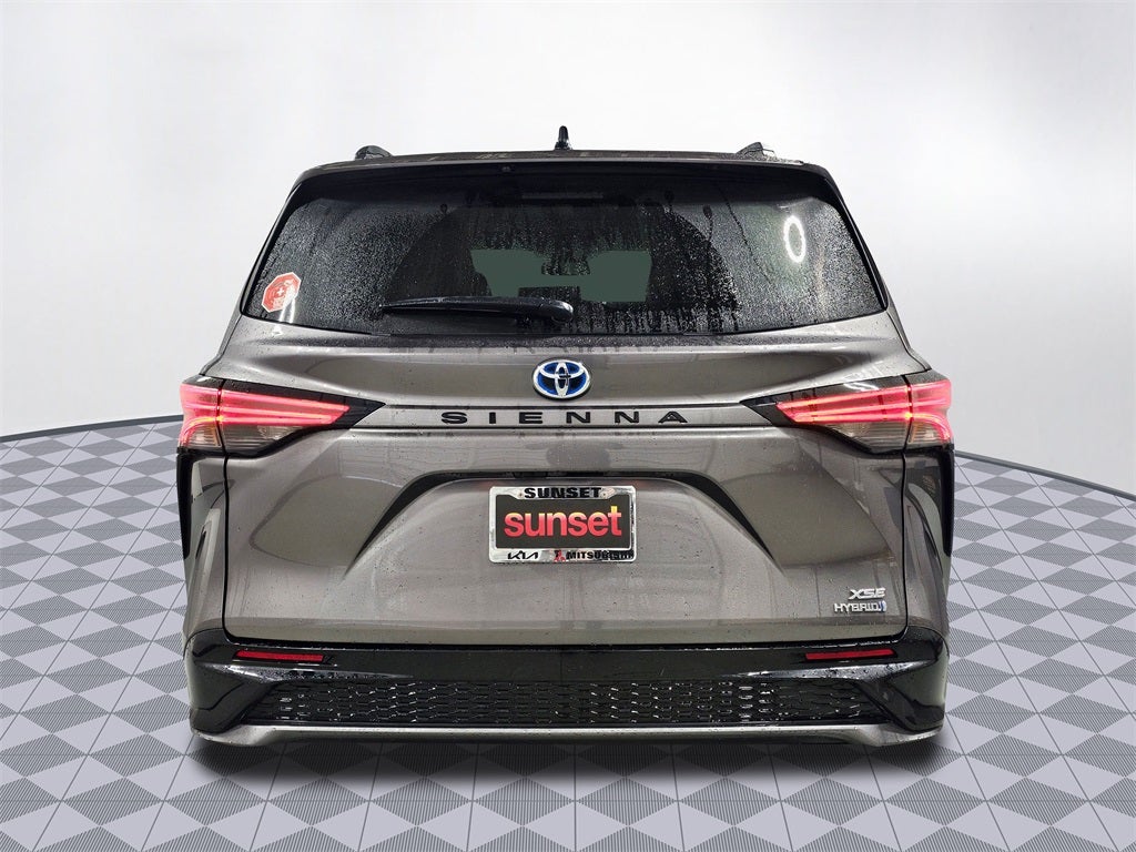 2022 Toyota Sienna LE 8 Passenger